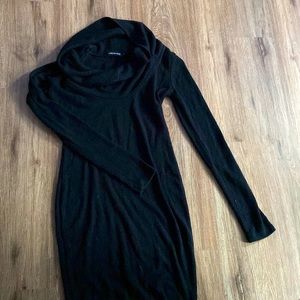 Long sleeve title neck knee length dress.